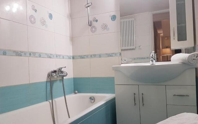 Petrol Apartment- Athens Center, 4 BD, 1 BATH