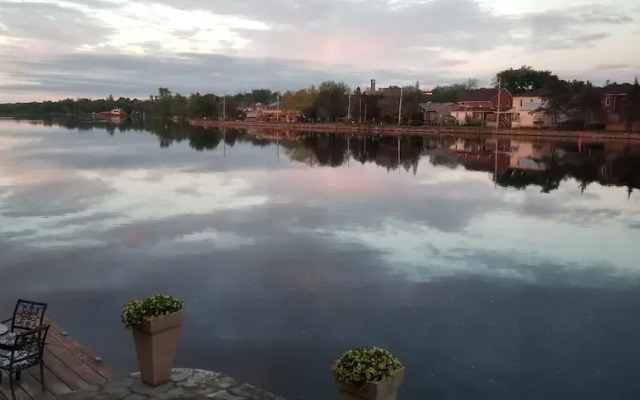 The Water's Edge Inn