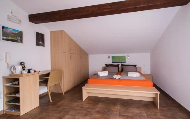 Apartment and Rooms HISA SONCA