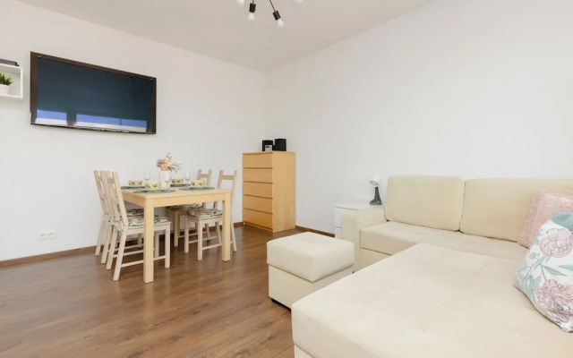 Spacious Apartment + Parking by Renters
