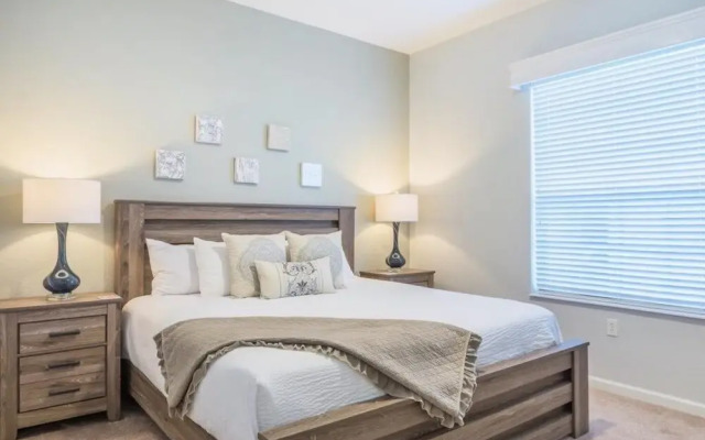Lakeview Penthouse Elegance 3 Bedroom Condo by RedAwning