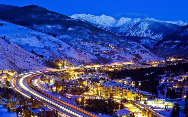 Northwoods Luxury Condo Close to Chairlift by RedAwning