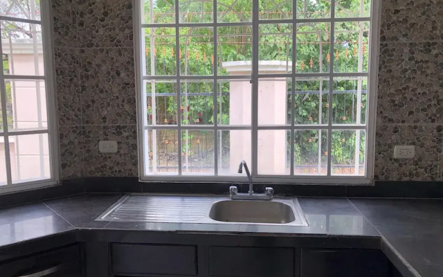 Friendly 4-bed House in Managua