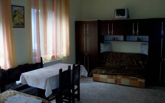 Roza Hotel Es Apartmanhaz