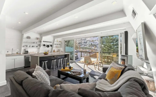 Mainstreet Masterpiece Stunning Views!
