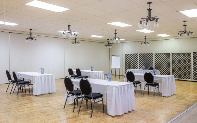 Days Inn & Conference Centre by Wyndham Camrose Norsemen