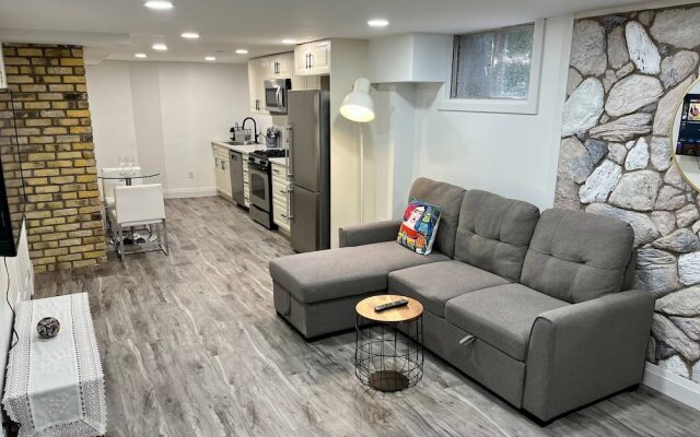 Adorable 1 Bedroom Suite With Kitchen &