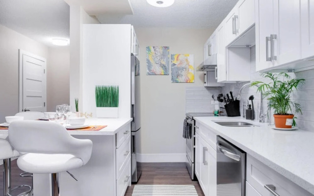 Gorgeous 2Br Condo w Parking Patio Coffee