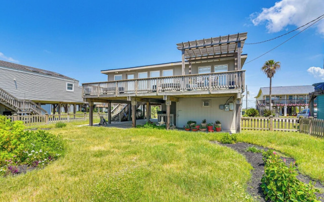 Pet-friendly Galveston Home - Walk to Beaches!