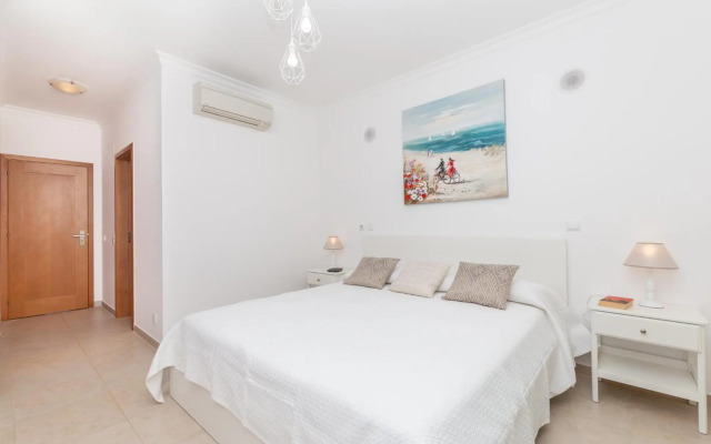 Santa Maria Apartment at Porto de Mos beach