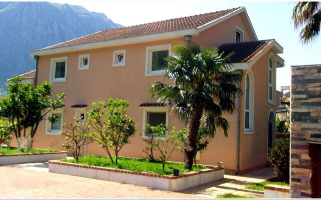 Apartment With 2 Bedrooms In Risan, With Wonderful Mountain View, Enclosed Garden And Wifi 100 M From The Beach