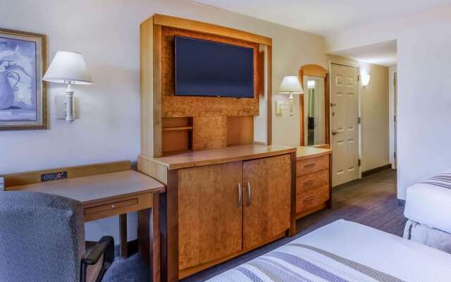 La Quinta Inn & Suites by Wyndham Islip - MacArthur Airport