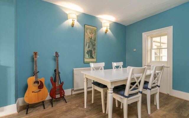 Marvelous 3BR Kennington House w Garden by GuestReady