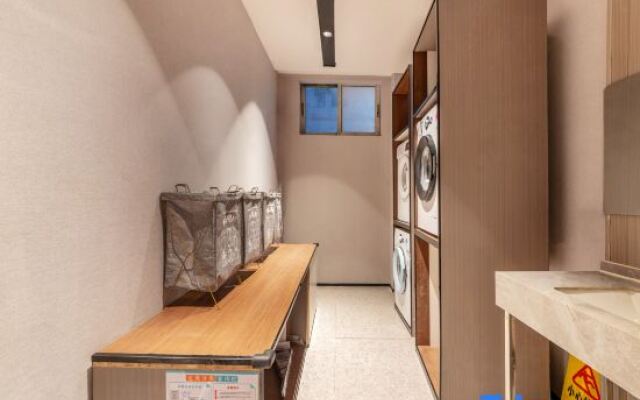 Borrman Hotel (Guangzhou Fangcun Huadewan Subway Station)