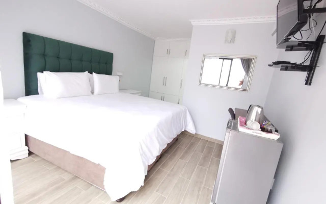 Lucolo Palace B&B - East London