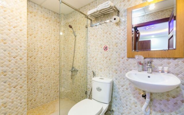 OYO 652 Monaco Hotel (Vaccinated Staff)