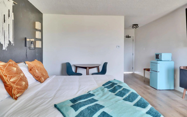 Hotel McCoy - Art, Libations, Pool Society
