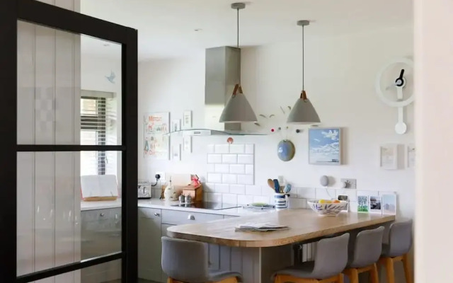 Pretty Coastal Home in Bosham Close to Water