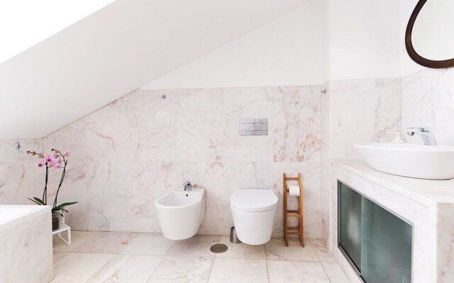 JOIVY Bold & classy 2BR home w/balcony in Baixa, moments from shopping streets