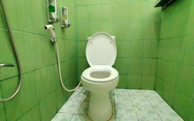 RedDoorz Syariah @ Danesti Homestay Near Bandara Sultan Hasanuddin