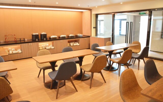Hanting Hotel Qingdao Yan'an 3rd Road Zhiquan Road Metro Station