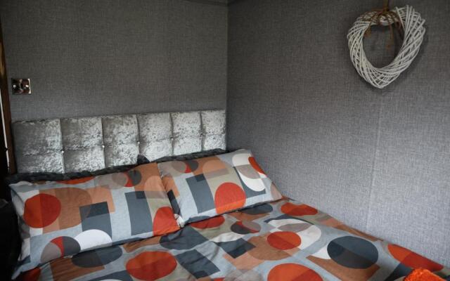 HEDDFAN, Luxury 3 bedroom timber lodge, Caer Beris Holiday Park, Builth Wells