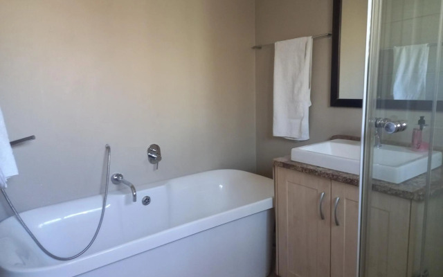 Mount Royal 31 - Large 1 bed with balcony