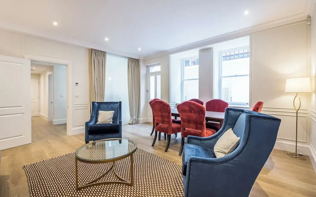 Buckingham & Lloyds Knightsbridge