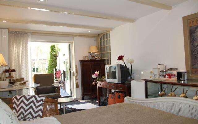 Welcoming Holiday Home in Heiloo with Sunlit Terrace