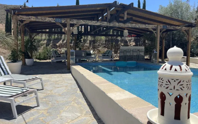 Miluna Oasis Suites - Sleeps4-pool-mountainview