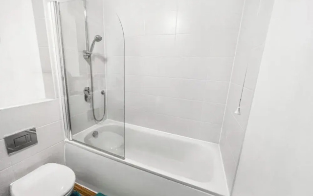 6 Bedroom House in Milton Keynes