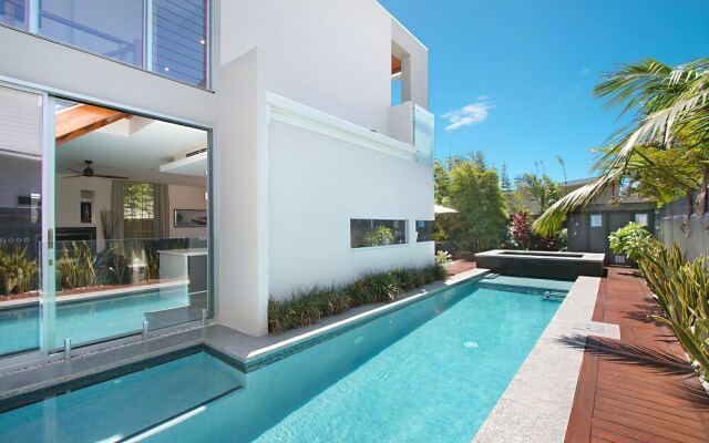 Deluxe Beach House On Banzai