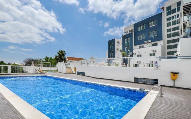 "deluxe Apartment in Albufeira old Town, 200m Walk to Beach, Pool & Parking"