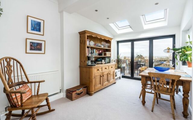 NEW Super 3BD Family Home Stunning London Views