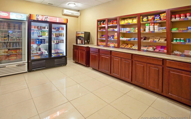 Candlewood Suites Airport by IHG