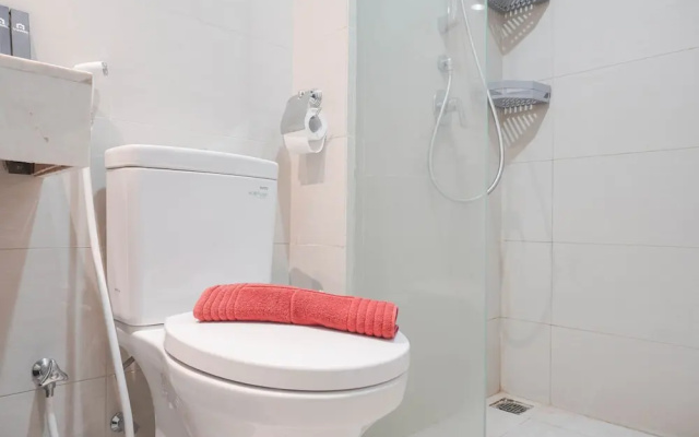 Warm And Comfort Studio Room At Green Sedayu Apartment