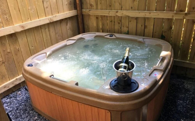 Prancing Hare Lodge Hot Tub