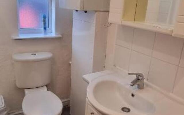 Budget 4 BedRoom house,Entire place.Sleeps 10