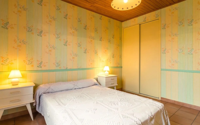 Cozy Holiday Home in Noves with Swimming Pool