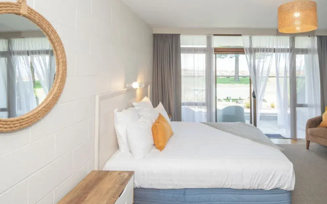 Whispering Sands Motel