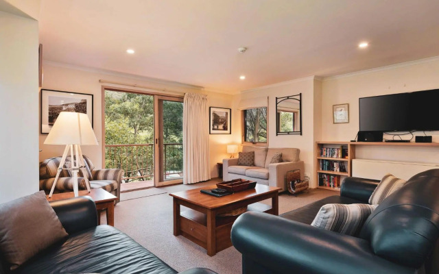 Lhotsky 2 Bedroom apartment with balcony mountain views and BBQ