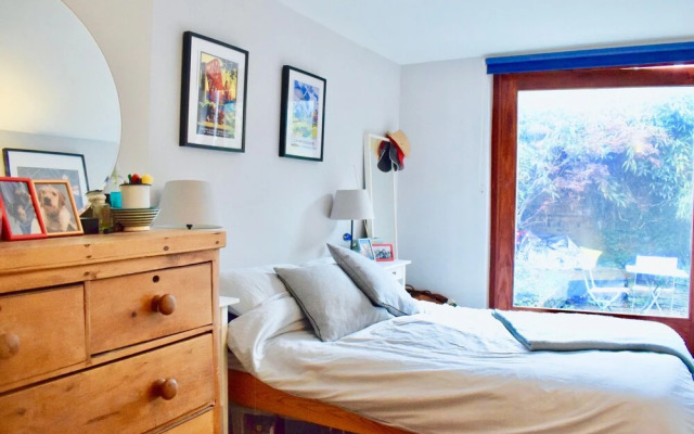 Homely 1 Bedroom Flat in Battersea With Garden