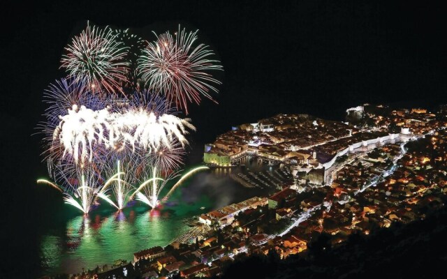 Amazing Home in Trsteno With Sauna, Wifi and 6 Bedrooms