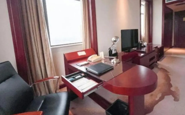 Longqi Jianguo Hotel