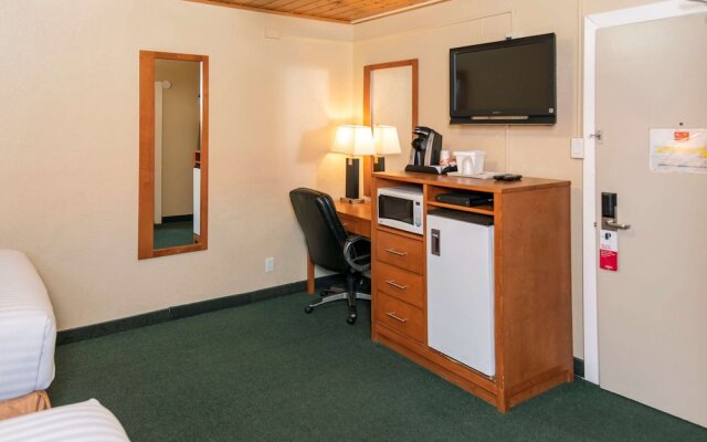 Econo Lodge Inn & Suites