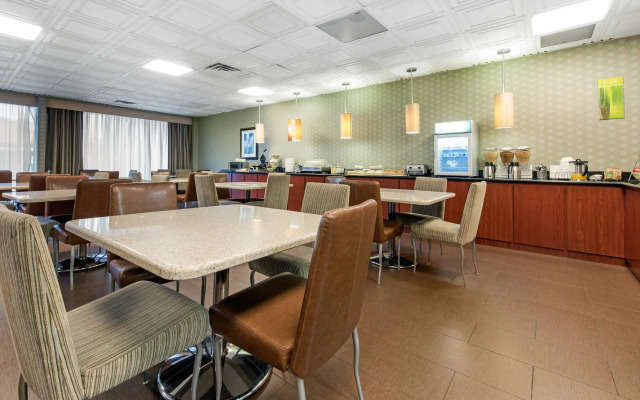 Quality Inn & Suites Charleston - Civic Center