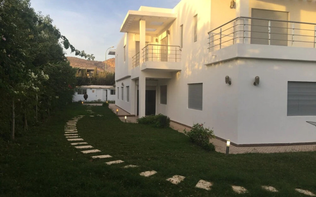 Luxurious 5 Bedrooms Villa Ref HI51053