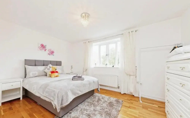 Beautiful Family Town Home With Private Parking