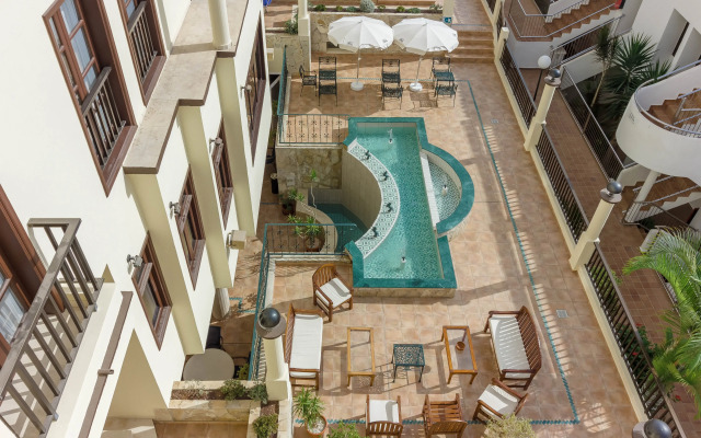 Klayman Olivina Aparthotel