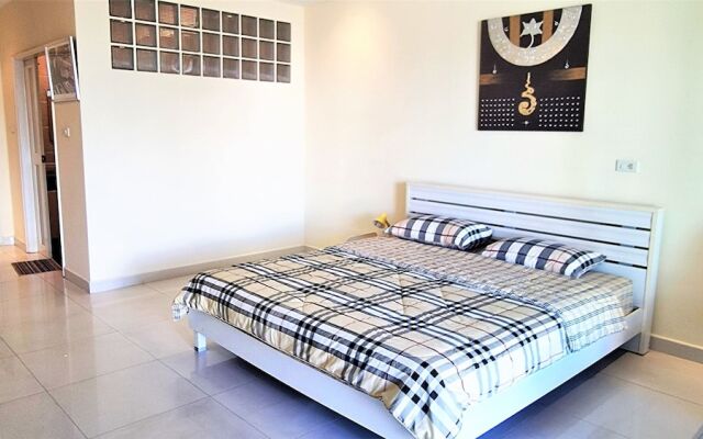 Jomtien Plaza Residence Large Modern Studio Apartment